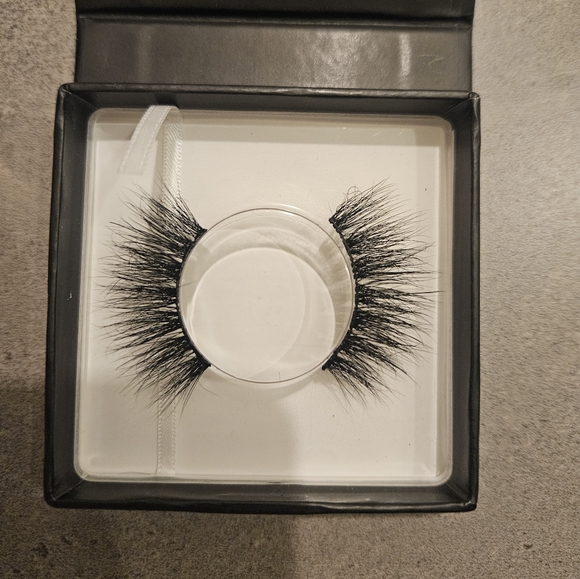 Lilly Lashes Ghalichi Glam in MILF - Picture 3 of 6